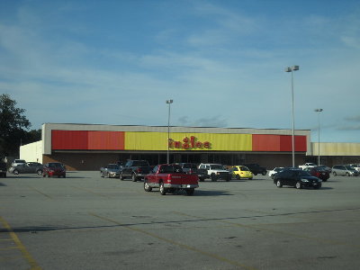 822 145_resize.JPG (145.45 KiB) Viewed 12296 times Original Ingles in Winder Georgia. Photo taken 8/21/2010. New replacement Ingle's store built next door