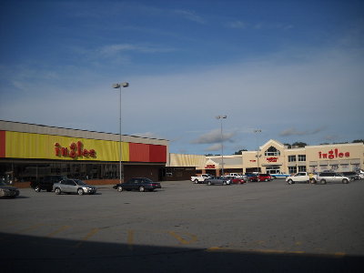 822 147_resize.JPG (139.59 KiB) Viewed 12297 times Original Ingles in Winder Georgia. Photo taken 8/21/2010. New replacement Ingle's store built next door
